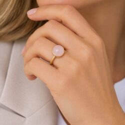 Elegant ring med rosa chalcedon