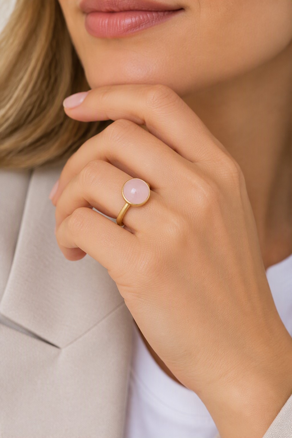 Elegant ring med rosa chalcedon