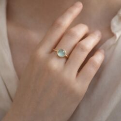 Elegant ring med aqua chalcedon
