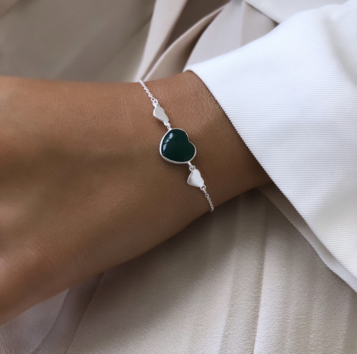 Agnes Gray Afgift Insister Stone heart armbånd Grøn onyx sølv (valgfri antal hjerter) | Lisberg  Jewellery