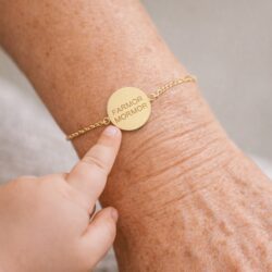 Armbånd til hende der både er Farmor og Mormor