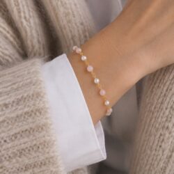 Armbånd med rosa chalcedon og ferskvandsperler