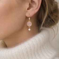 Elegante forgyldte øreringe med chalcedon og ferskvandsperle