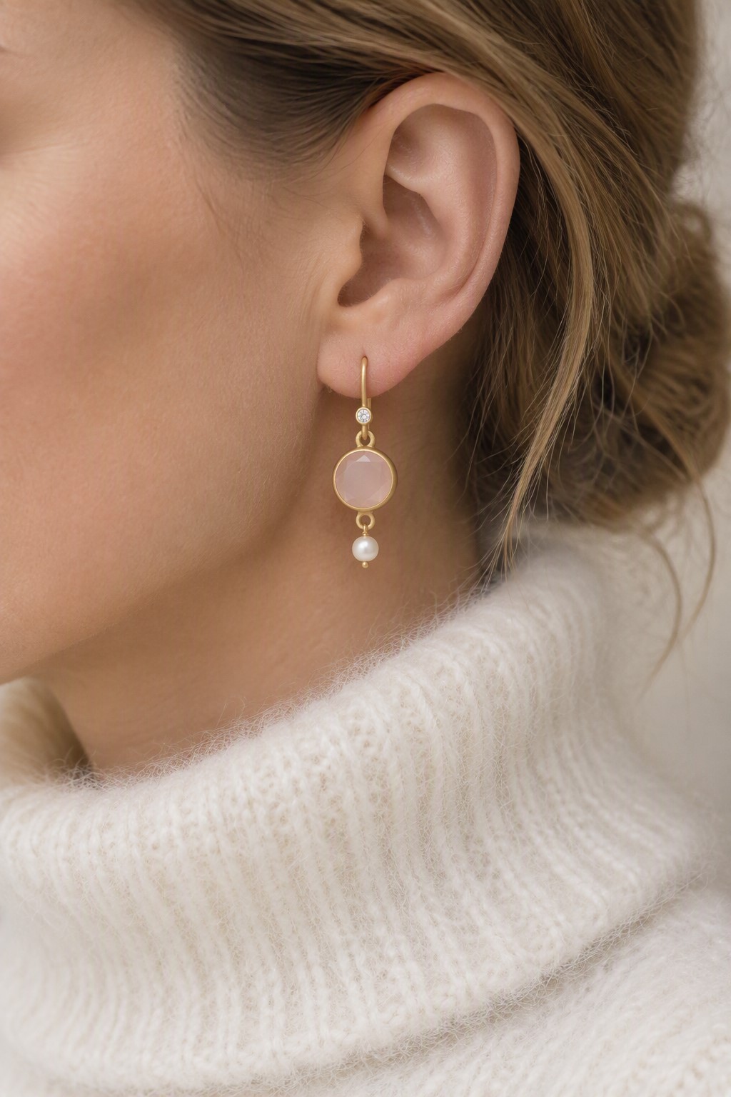 Elegante forgyldte øreringe med chalcedon og ferskvandsperle