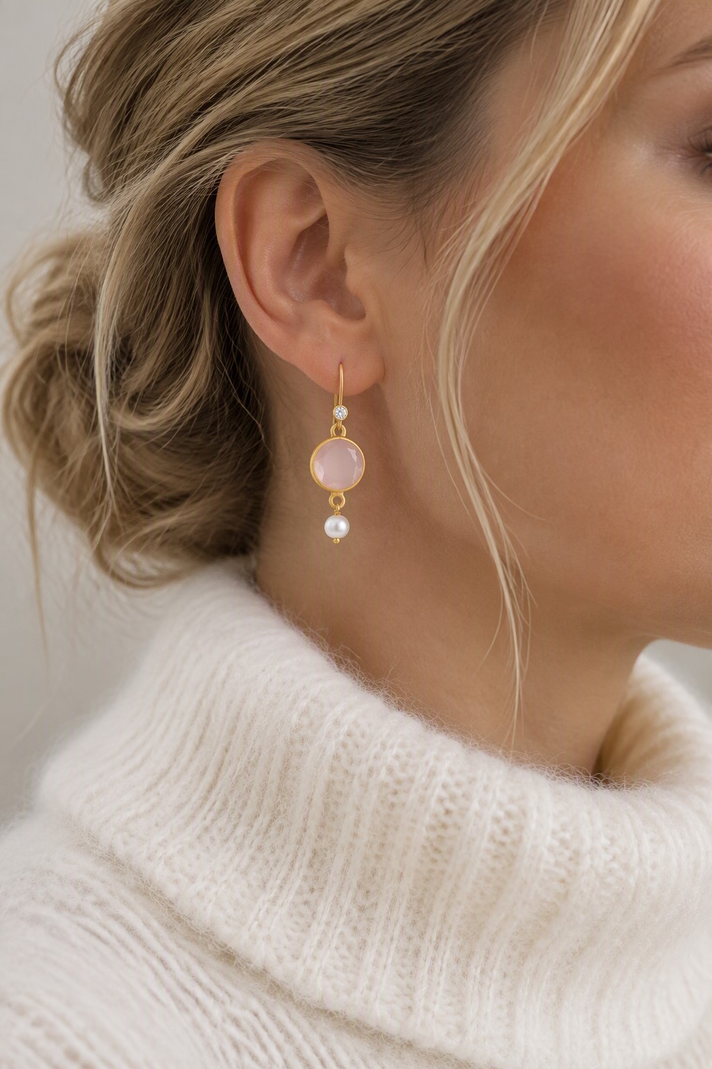 Elegante forgyldte øreringe med chalcedon og ferskvandsperle - Billede 3
